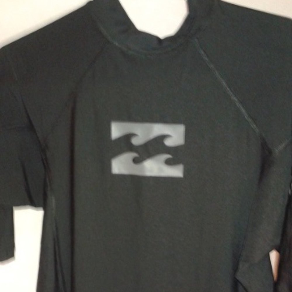 Men's Billabong Rashguard NWT (size 36-40)